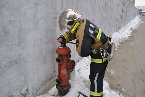 文登消防大队对问题消火栓维护保养