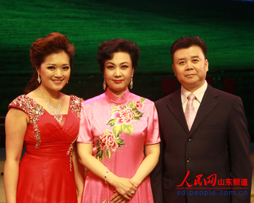 张倩/张倩(左一)与王蓉蓉（左二）老师及夫君杜鹏
