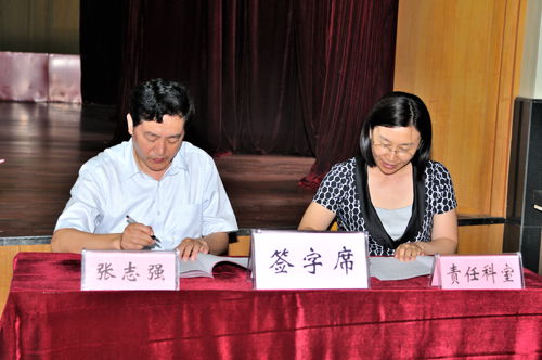 党委书记,院长张志强与科室代表签订责任状