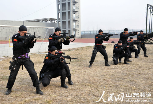 特警部队黑豹突击队正在进行演练。