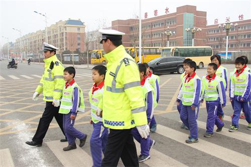 滨州小学生反光衣发放公益活动启动+倡导安全