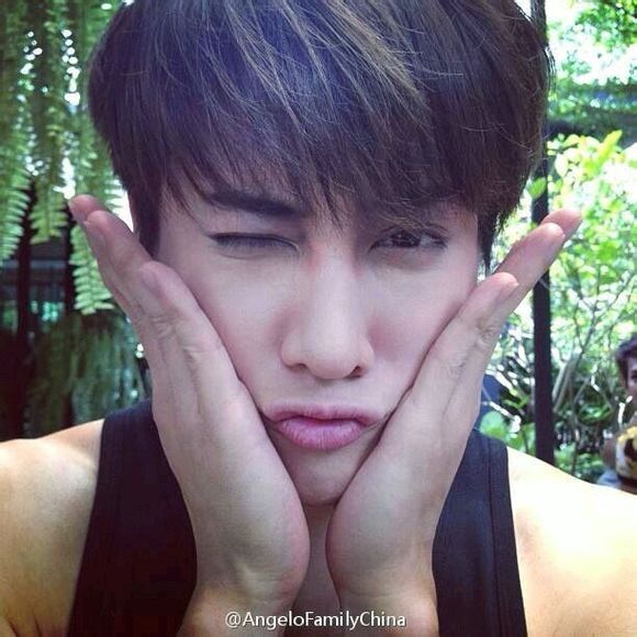 泰版《浪漫满屋》男主Mike甜蜜晒Aom儿时照+私下