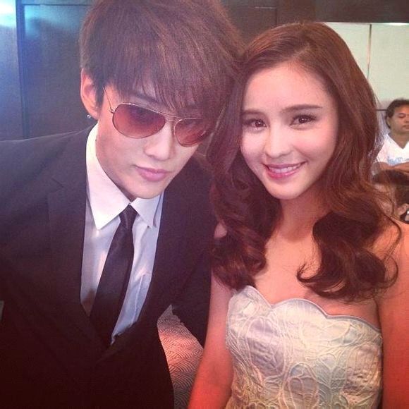 泰版《浪漫满屋》男主Mike甜蜜晒Aom儿时照