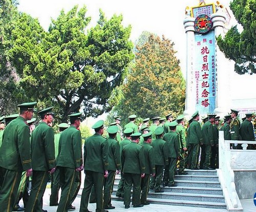 武警日照支队官兵清明前夕到烈士陵园祭扫