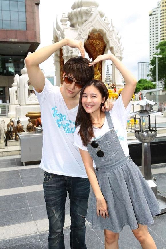 泰版《浪漫满屋》Mike亲吻妈妈似情侣 Aom与