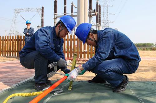 山东省电力公司在济宁举办带电作业演练