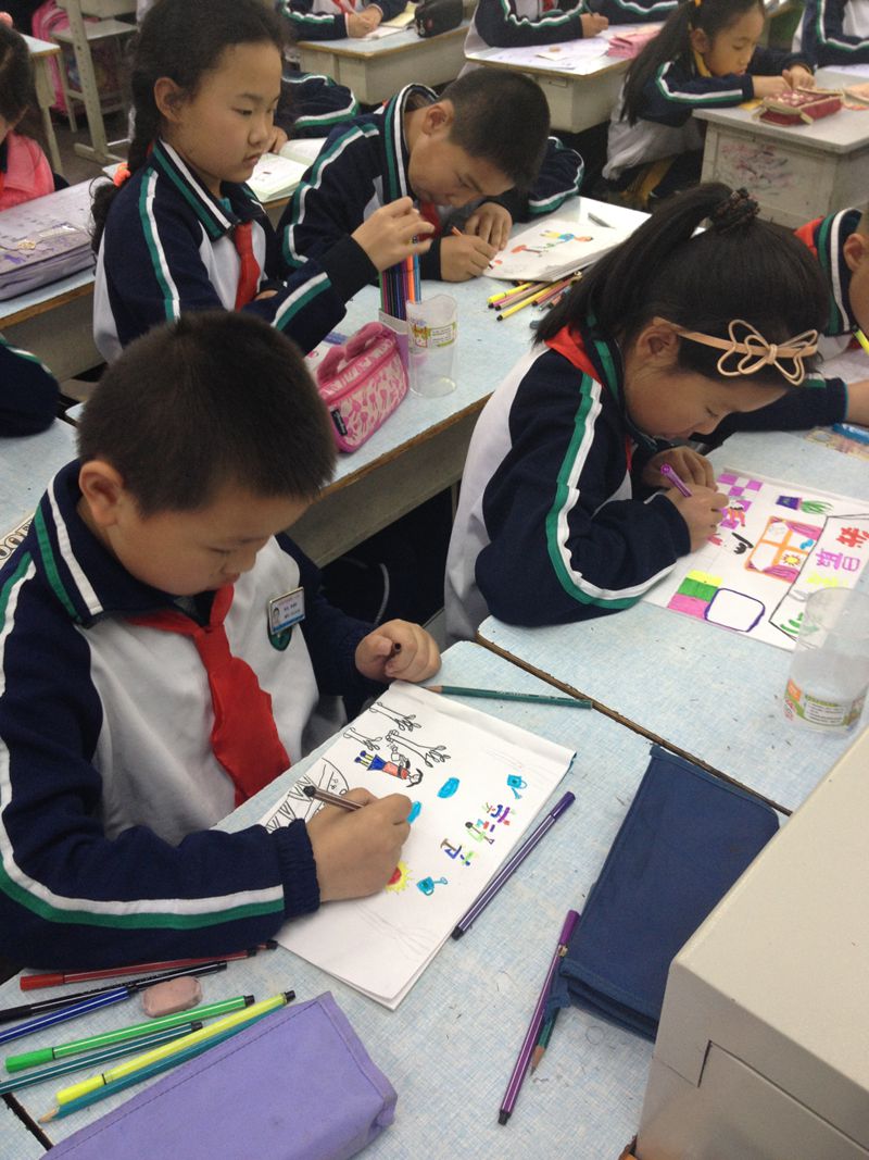 济南市甸柳小学小学生画出心中的五一劳动节