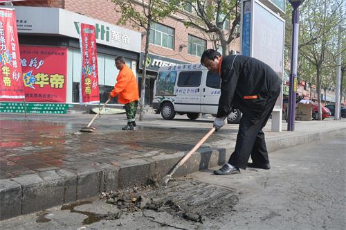 清理渤海六路雨箅子和路面油污。