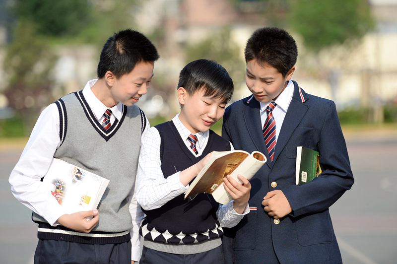 济南历下区为中小学生免费发放校服