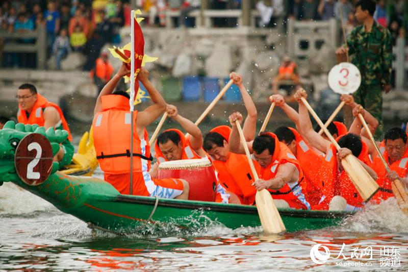 济南天下第一泉端午节龙舟大赛在大明湖举行