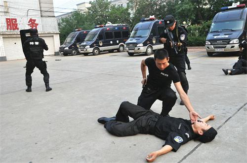 滨州特巡警大队组织开展反暴恐实战训练