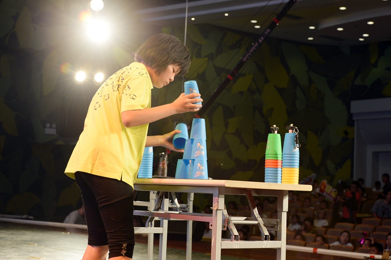 济南:学生社团赛 飞碟杯皮影戏激发孩子创造力