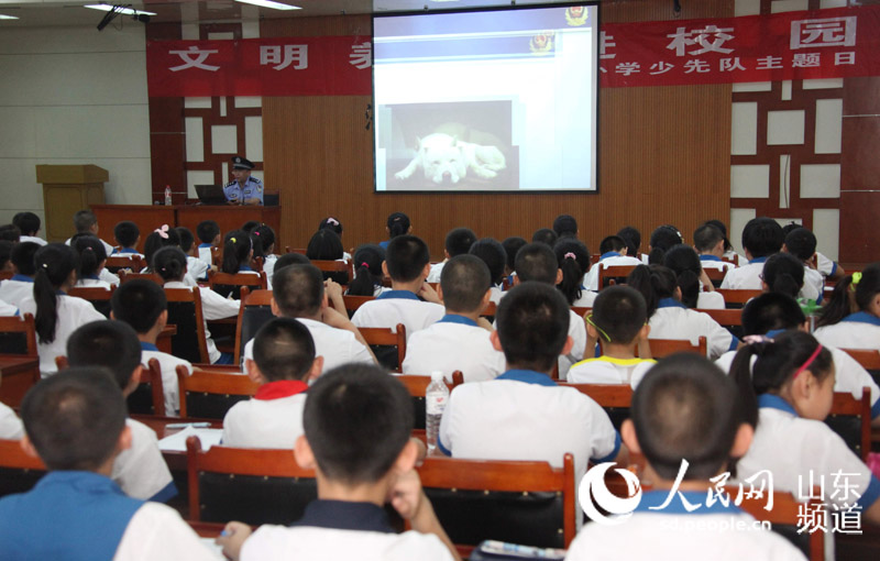 <em>济南市</em>公安局<em>王官庄</em>派出所进校园宣传文明养犬
