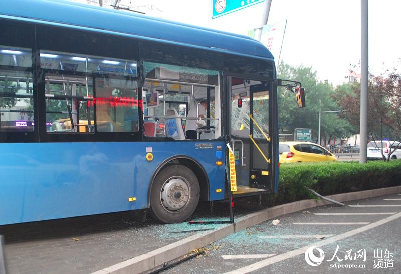 济南公交车骑上电线杆 多名乘客受伤(组图)