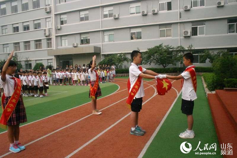 济南汇泉小学举行开学升旗仪式.(摄影:刘祺)