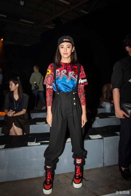 导演王全安嫖娼被抓 妻子张雨绮时装周看秀大