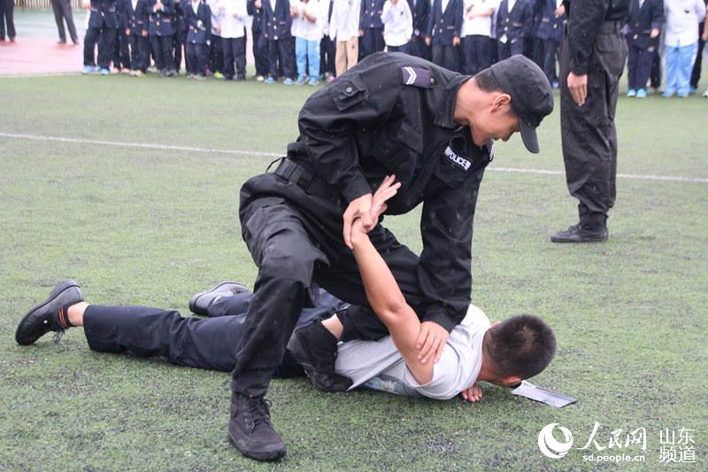 济南一学校举行防止校园暴力模拟演习(组图)