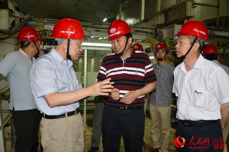 中国工程院院士钱七虎(左)在瘦西湖隧道工地调