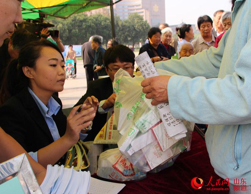 济南市民广场上学习如何鉴别假冒伪劣药品