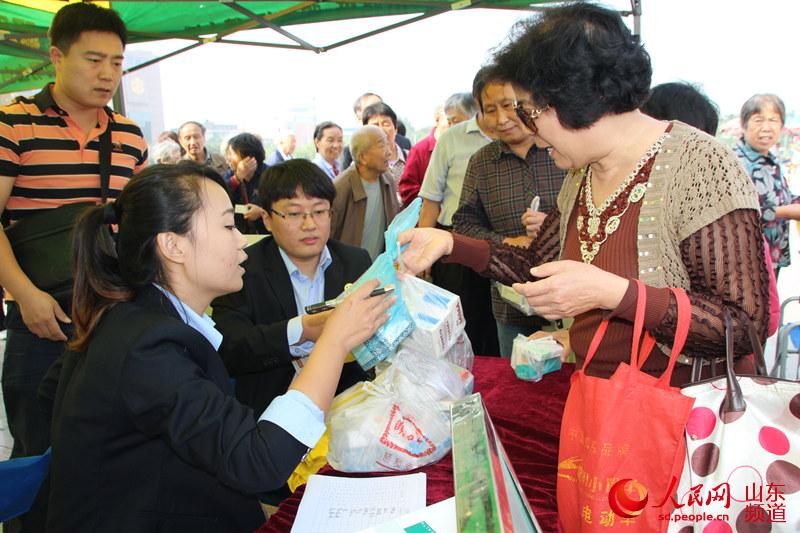 济南市民广场上学习如何鉴别假冒伪劣药品
