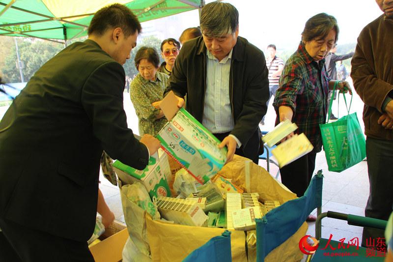 济南市民广场上学习如何鉴别假冒伪劣药品
