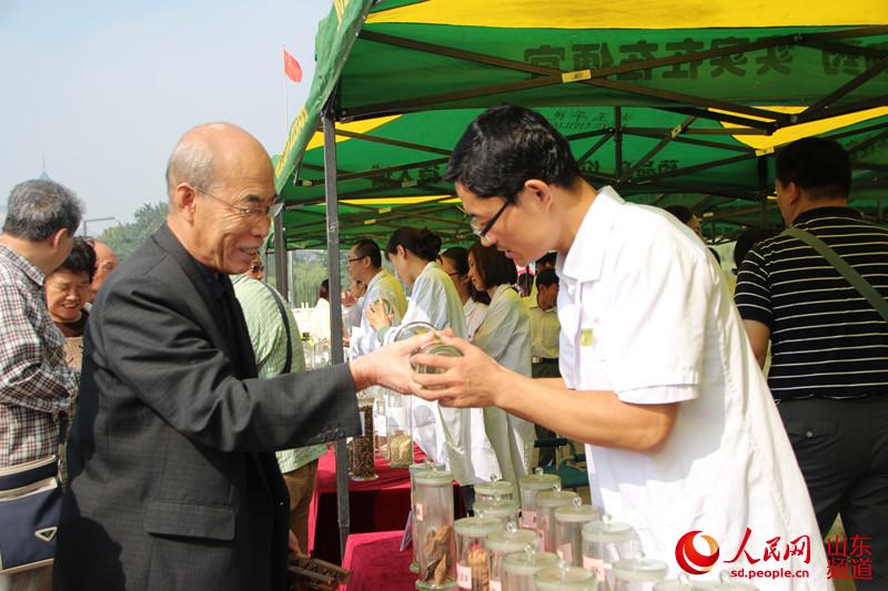 济南市民广场上学习如何鉴别假冒伪劣药品