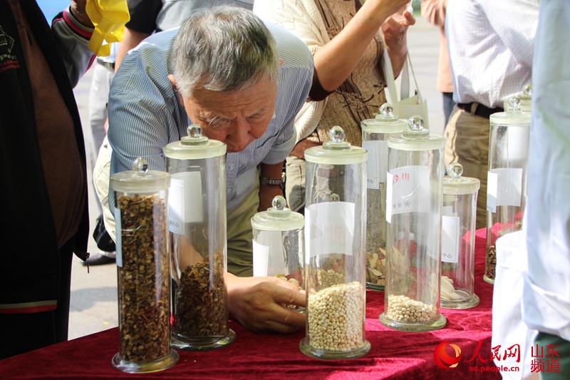 济南市民广场上学习如何鉴别假冒伪劣药品