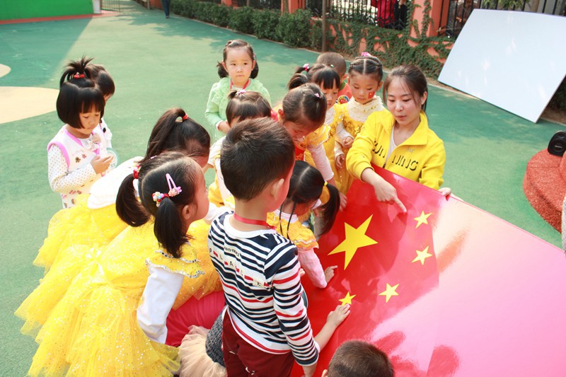 济南市历下区龙奥新居幼儿园组织了国旗多美