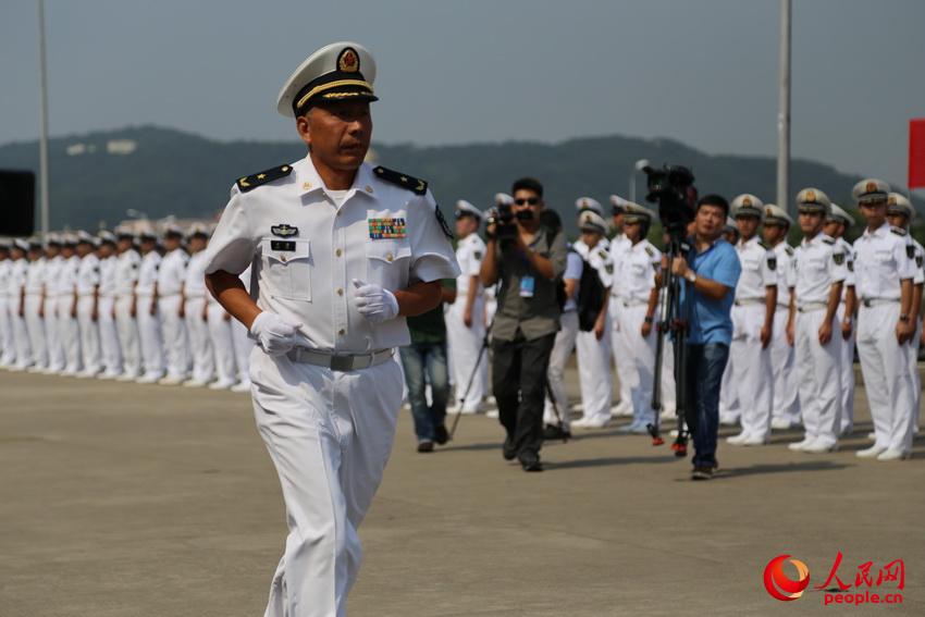 此次"和平方舟"出访任务指挥员,东海舰队副司令员沈浩下船报告.