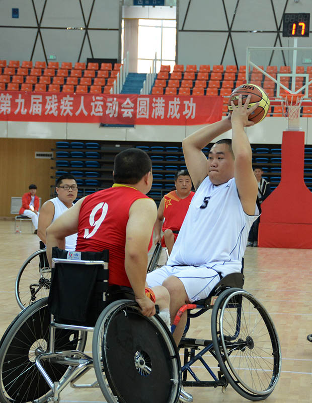 (山东第九届残运会)轮椅篮球赛激烈竞逐,残运健