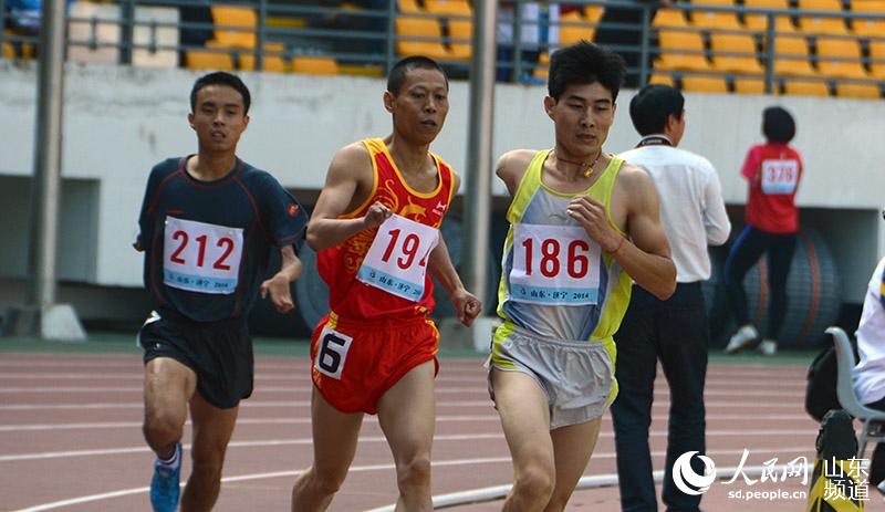 (山东第九届残运会)田径赛场上,失去平衡的奔跑