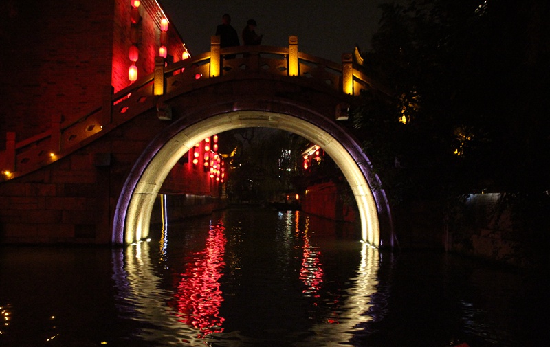 聚焦一圈一带:记者乘船夜游台儿庄古城感受活