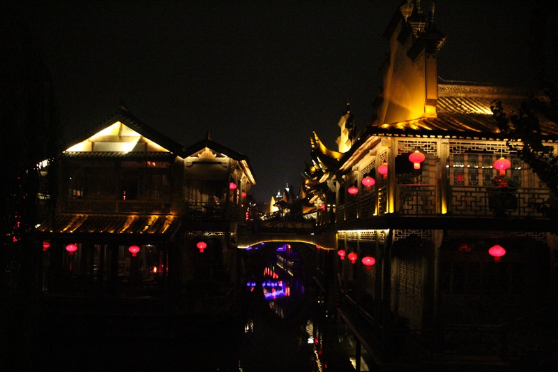 聚焦一圈一带:记者乘船夜游台儿庄古城感受活