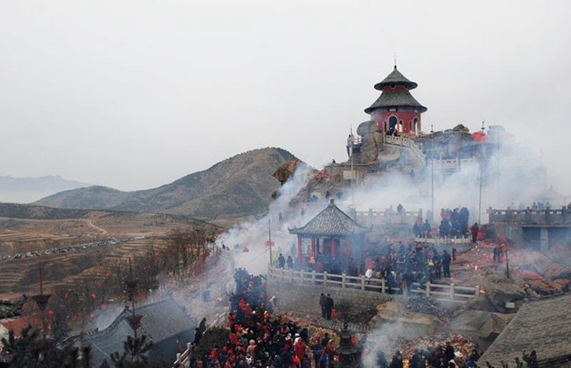 青岛:东京山万人祭拜祈福瑞