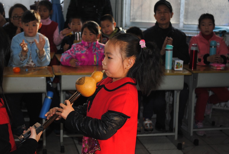 济南小学生包饺子水果拼盘比赛庆新年(组图)