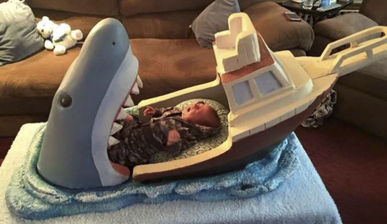 英国男子为侄儿设计 大白鲨吞小船 造型婴儿床