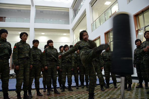 组图:<em>女子特警队</em>冒雨苦练 一招制敌--山东频道