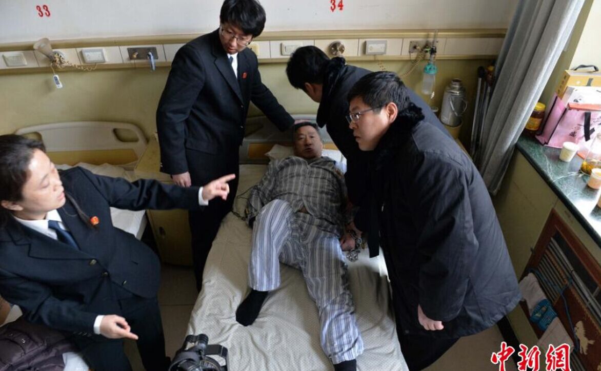 北京一男子铁链锁身赖医院近3年 6法警将其抬