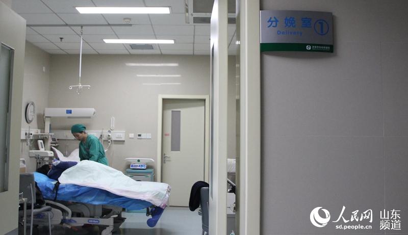 图为图文工作人员在接生室做分娩准备.(摄影宋翠)photoshop医院教程入门图片