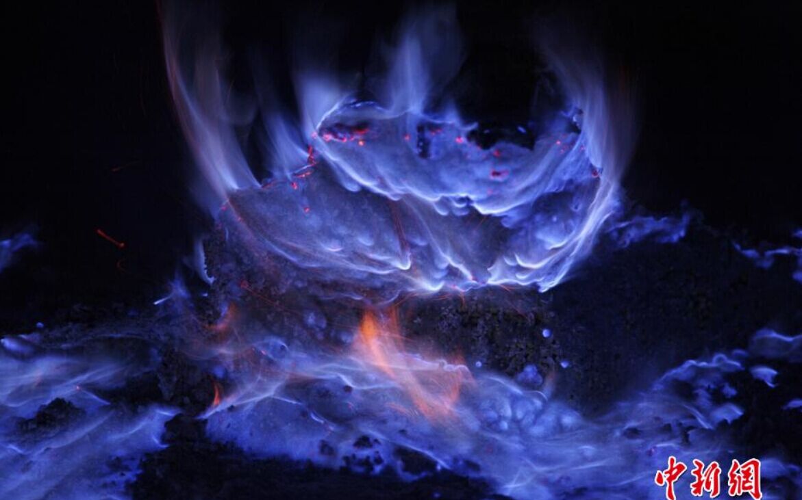 印尼火山喷发蓝色岩浆 宛如地狱之火冷艳神秘