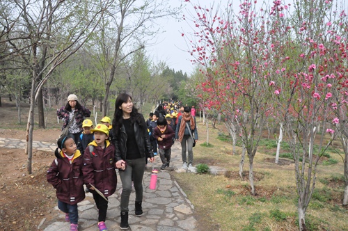 东方双语开展走进春天大型社会实践活动