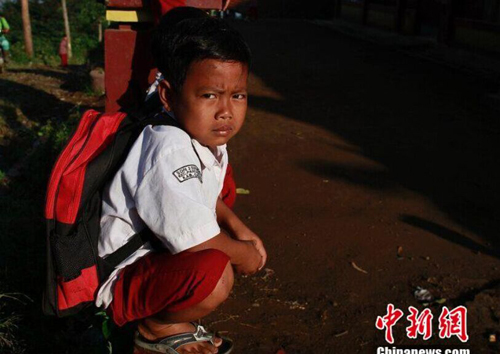印尼7岁男童吸烟近四年 每天吸烟十余根