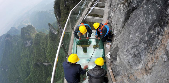 张家界天门山玻璃栈道更换玻璃