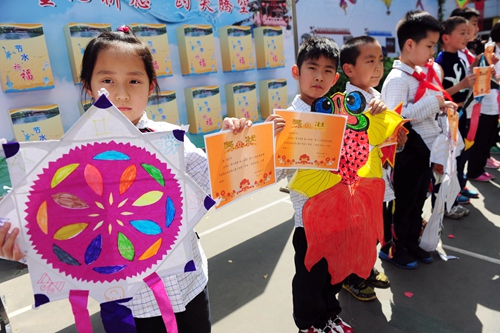 济南趵突泉小学举行了第12届校园风筝节
