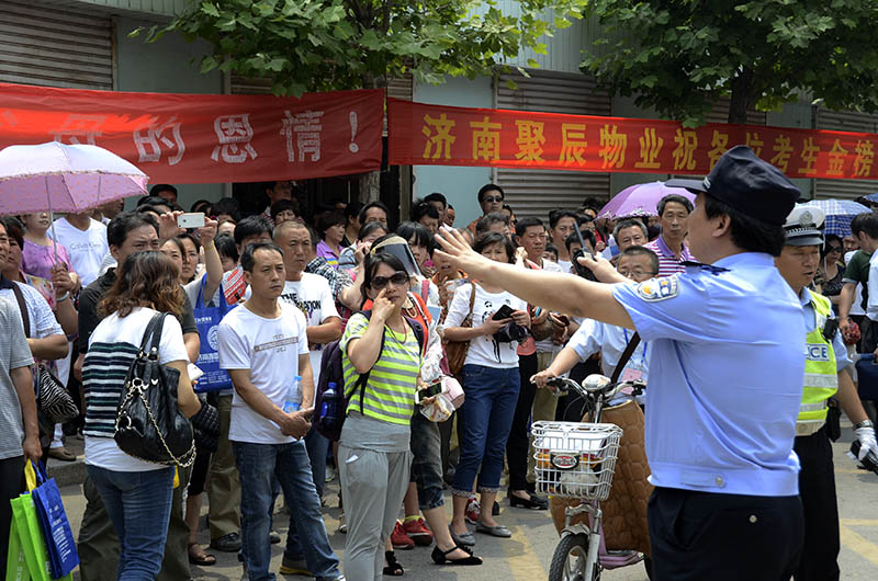 高考首日 山东一名高一学生探访考场外候考家