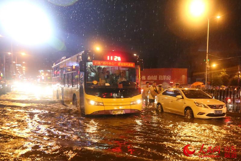 济南大暴雨致道路积水成河多车被淹