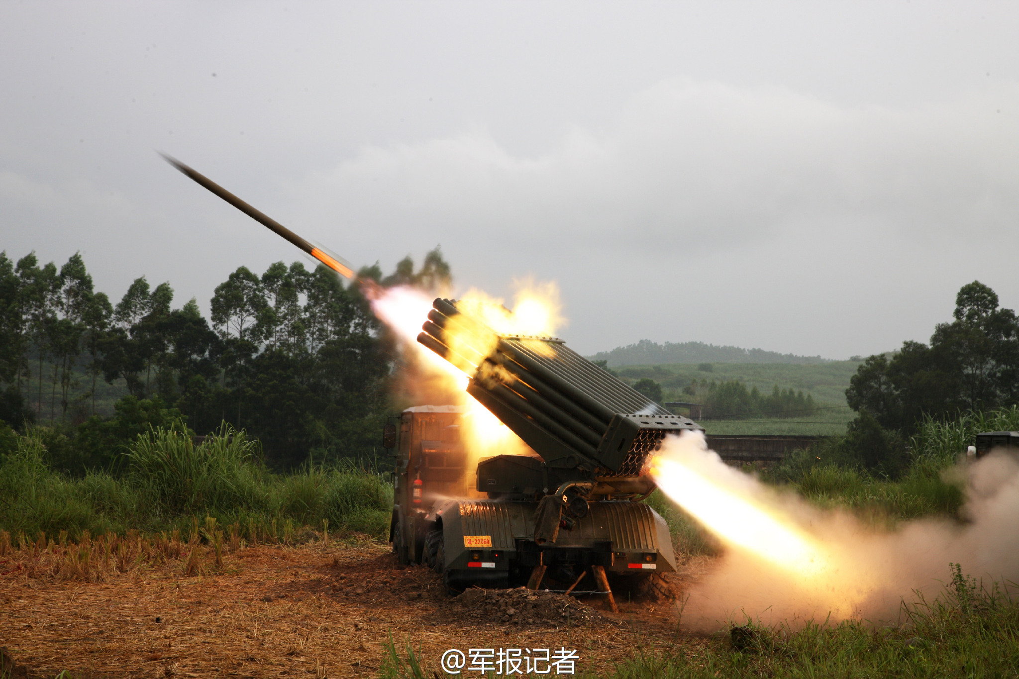 高清:直击山地步兵旅火箭炮实弹射击现场