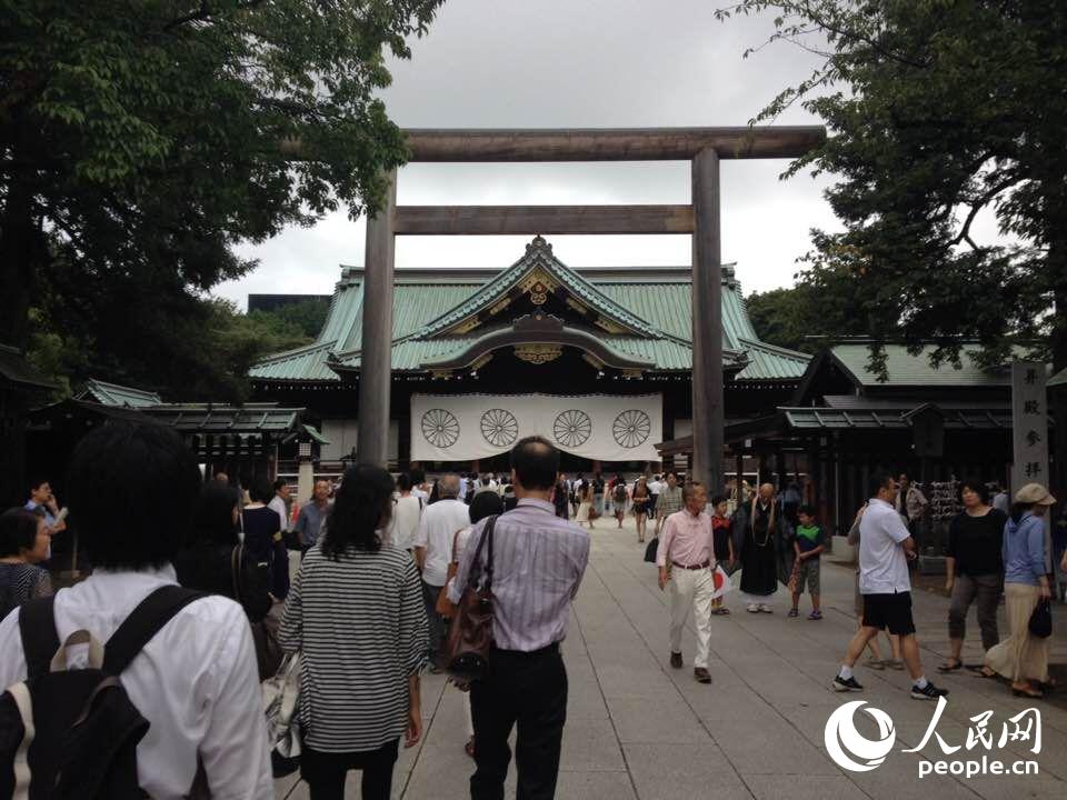 日右翼组织宣传车"8 15"一早即停在靖国神社外(图)