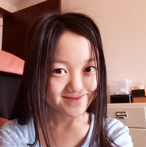 王菲女儿李嫣迷上自拍视频 大方曝光妈妈化妆