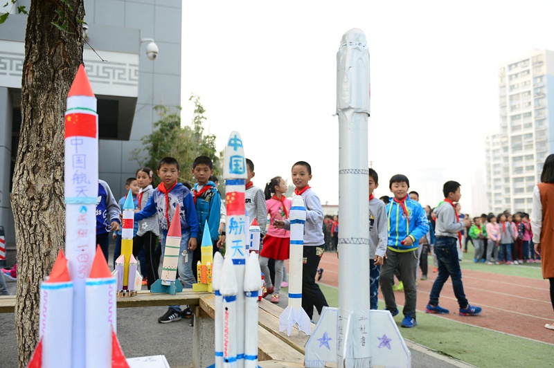 历下区小学生发射自制火箭 放飞航天梦想